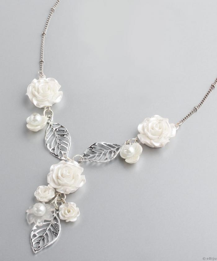 Colier cu flori albe si frunze argintii