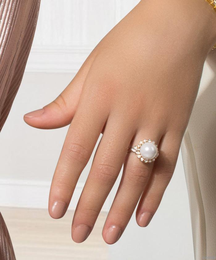 Aranyszínű gyűrű, fehér üveggyöngy apró kristályokkal