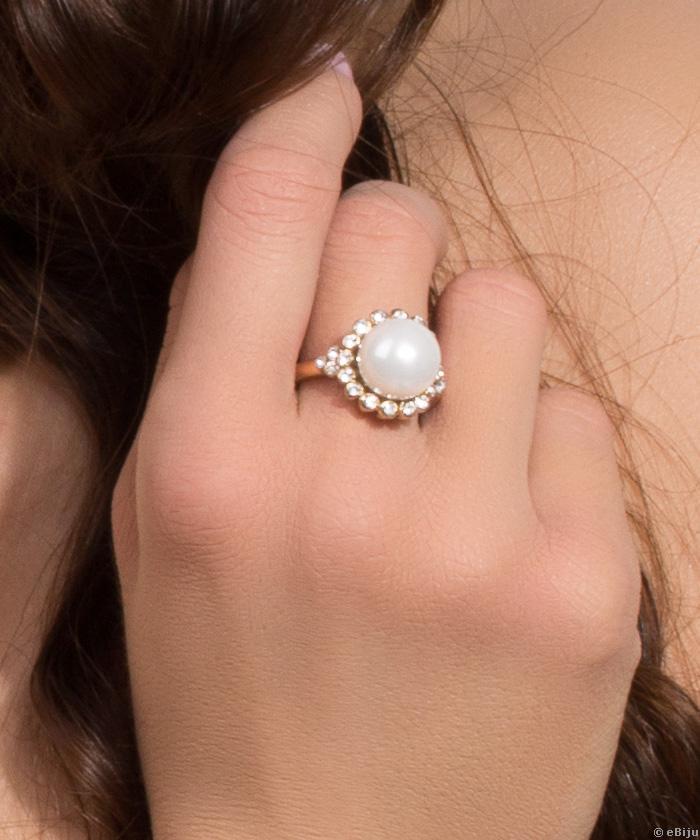Aranyszínű gyűrű, fehér üveggyöngy apró kristályokkal