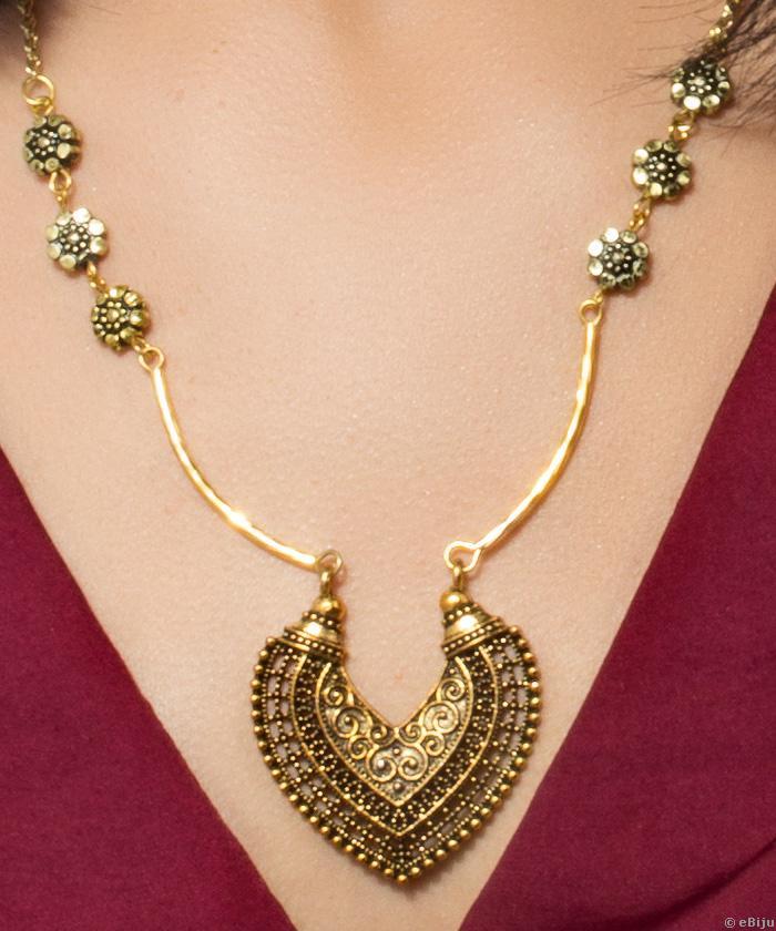 Aranyszínű nyaklánc, szív formájú, antikolt medállal
