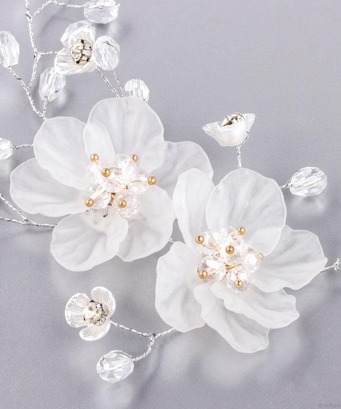 Bijuterie par flori albe, cu cristale forma de lacrima