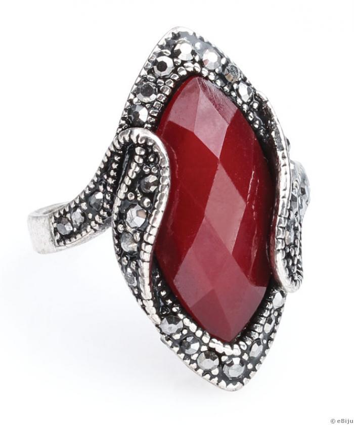 Bordó színű kristályos gyűrű, fazettált marquise forma