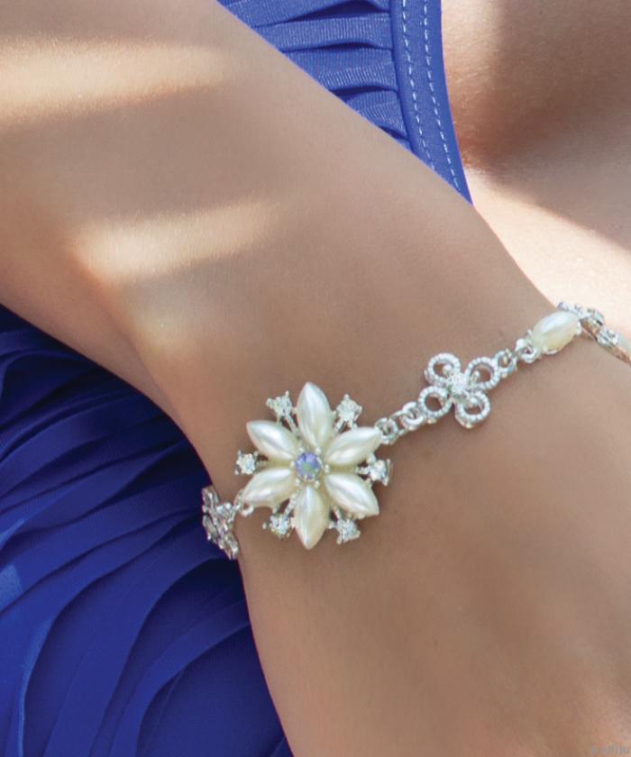 Bratara floare alba cu perle de sticla si strasuri