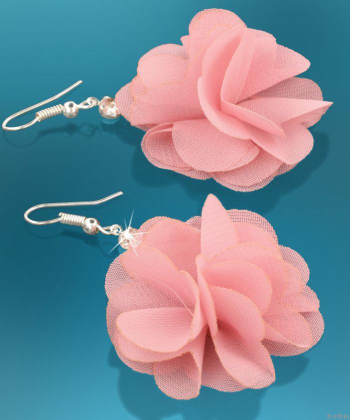 Cercei floare roz-pal din material textil si cristal alb