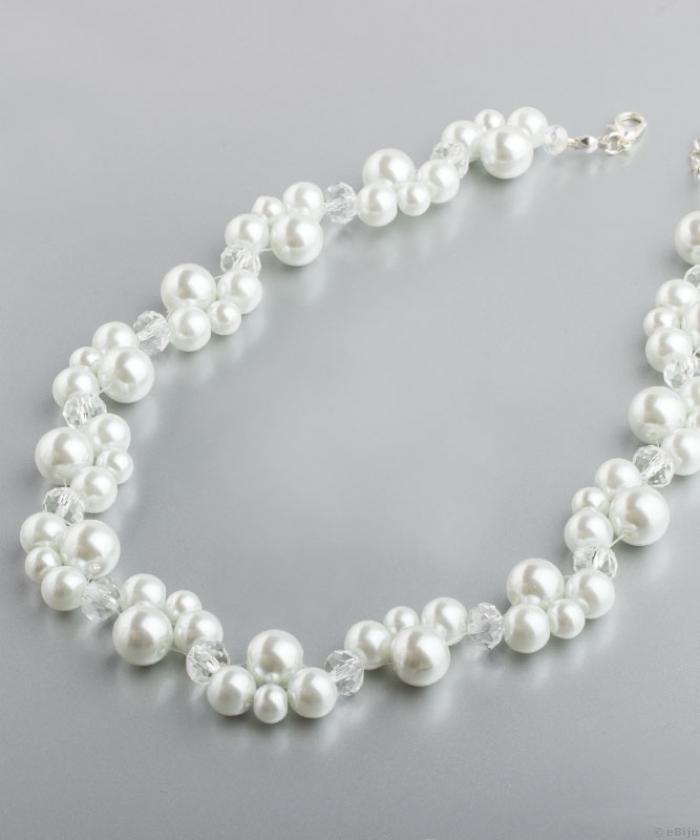 Colier alb din perle de sticlă şi cristale transparente