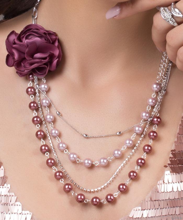 Colier cu trandafir textil, perle, lanţ şi cristale