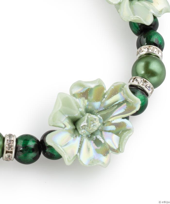 Colier verde cu flori din portelan, cu perle de sticla de diferite nuante