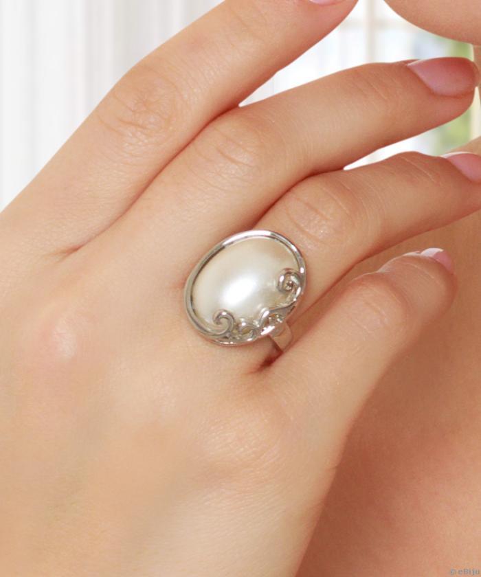 Ezüstszínű gyűrű fehér gyöngyházzal
