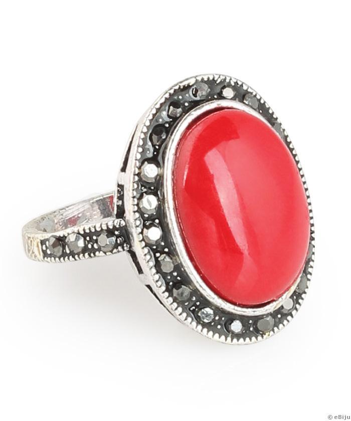 Ezüstszínű gyűrű piros kővel, krómszínű kristályokkal