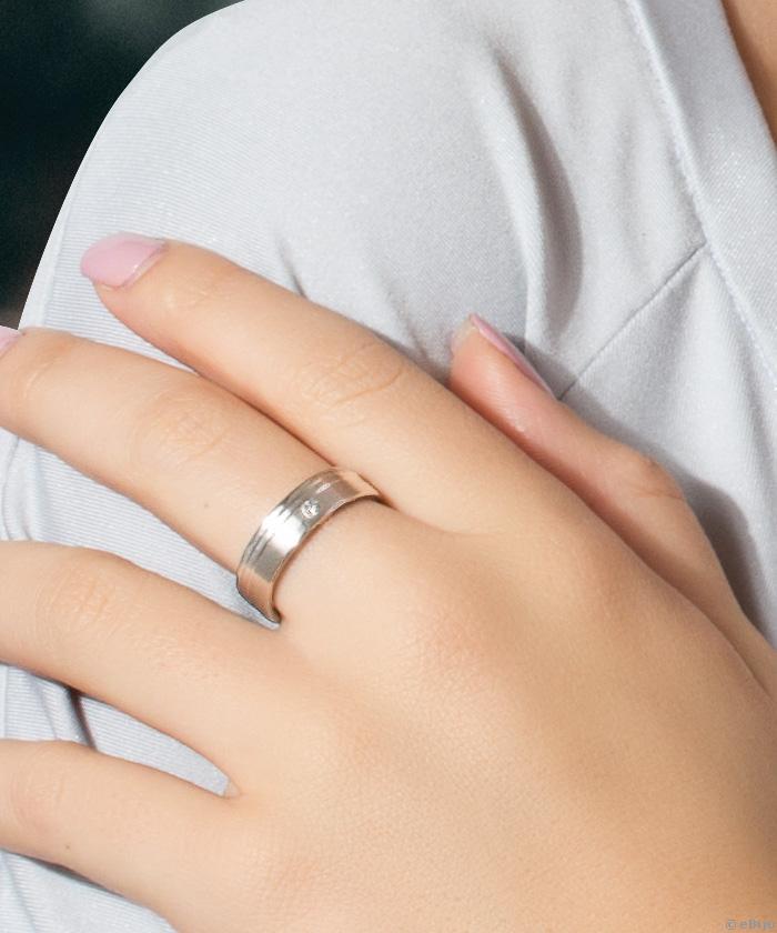 Ezüstszínű nemesacél gyűrű fehér kristállyal