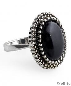Fekete köves gyűrű, ezüstszínű fémből