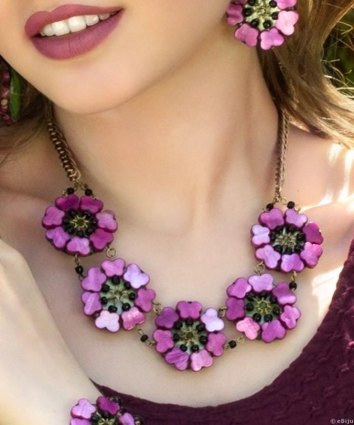 Folk nyakék lila és zöld gyöngyház virágokkal