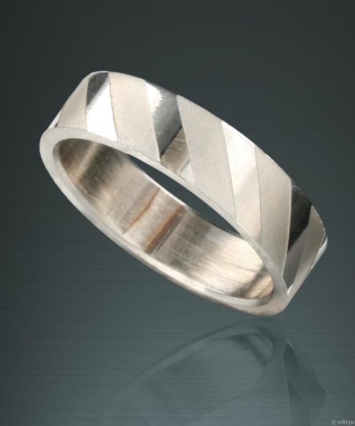 Inel argintiu unisex cu dungi diagonale (marime 17 mm)