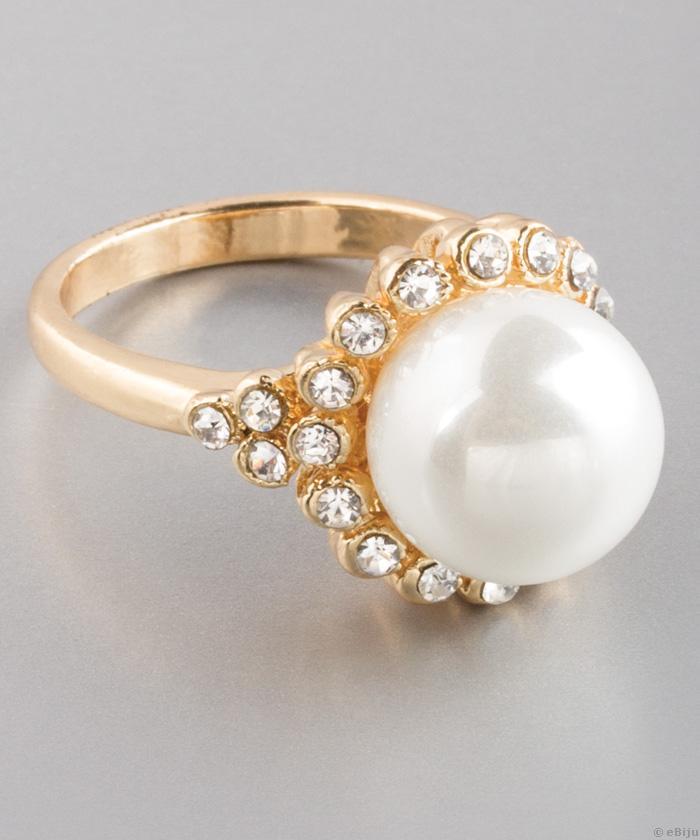 Inel auriu cu perla de sticla alba si cristale in jur, 19 mm