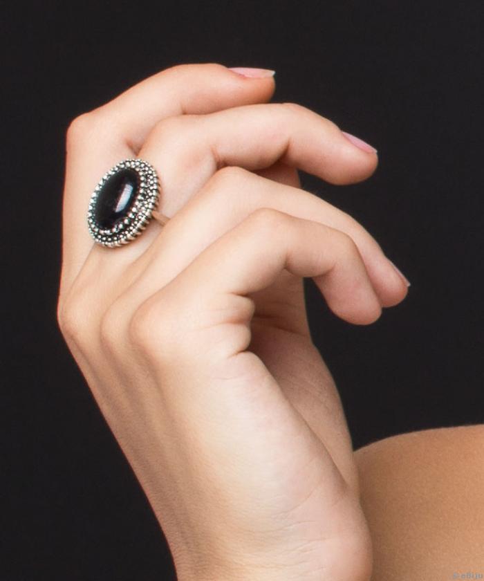 Inel cu piatră neagră şi metal argintiu antichizat, 17 mm
