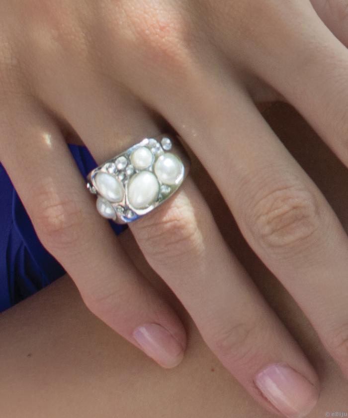 Inel din metal argintiu cu cristale si perle albe, marime 16 mm