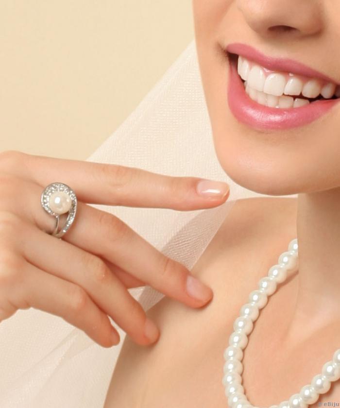 Inel perla de sticla crem cu cristale albe (18 mm)