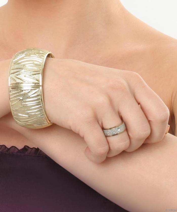 Inel unisex auriu cu dunga argintie si stras alb (marime 17 mm)