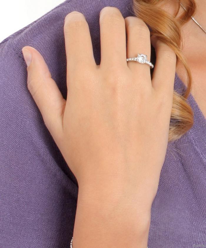 Jeggyűrű típusű gyűrű közepén fehér kristállyal