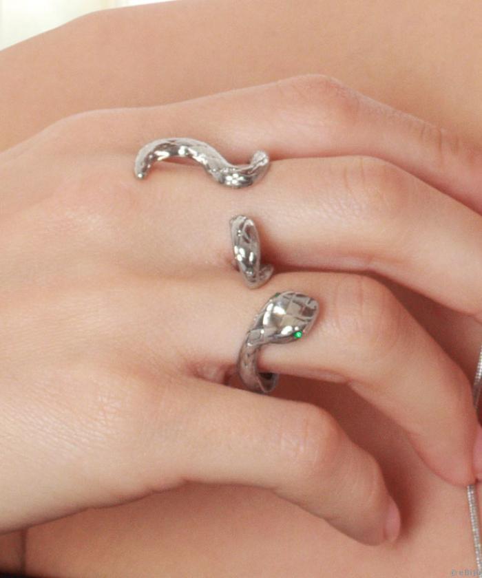 Kétujjas kígyó alakú gyűrű Swarovski elemekkel