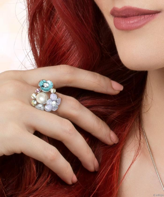 Lila és türkizkék virágos gyűrű, fehér üveggyönggyel