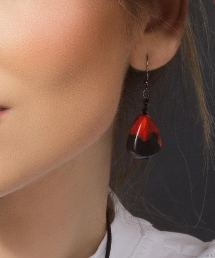 Piros-fekete fülbevaló, gyöngyházfényű akril, kristályokkal