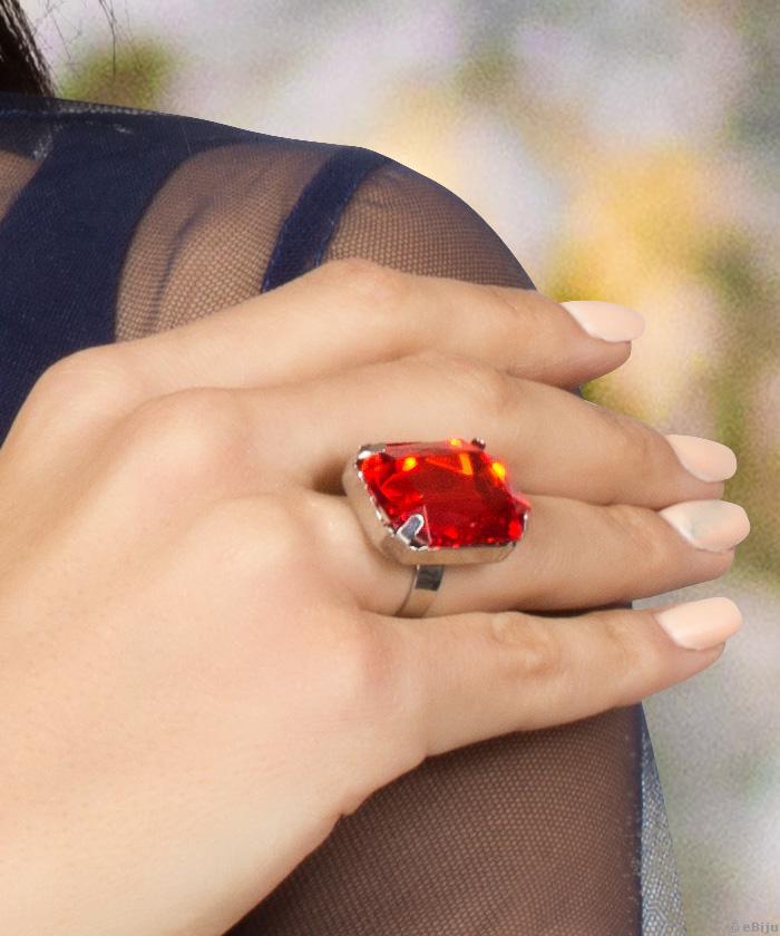 Piros, négyzet alakú kristály gyűrű