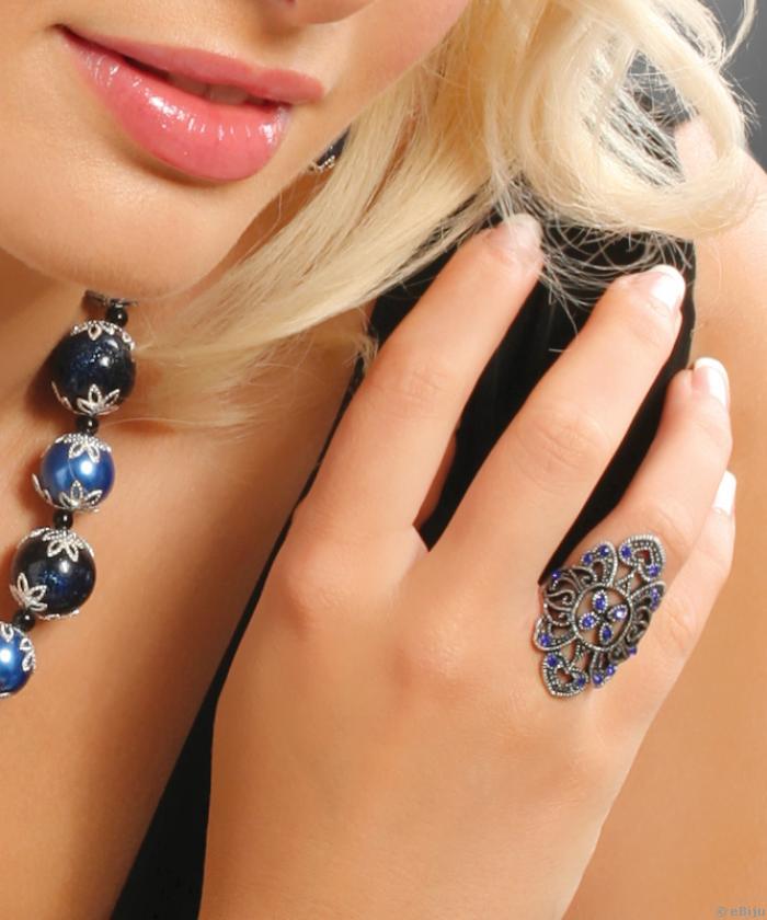 Széles gyűrű kék kristályokkal